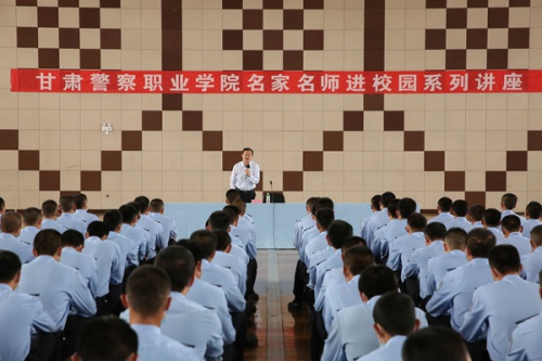 学院党委书记任尔昕教授为在校师生作学术讲座