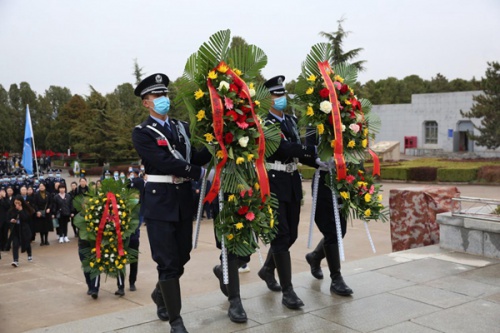 学院组织党团员师生代表祭扫革命烈士陵园