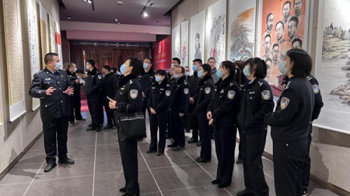 学院组织民警教师参观庆祝警察节书画展